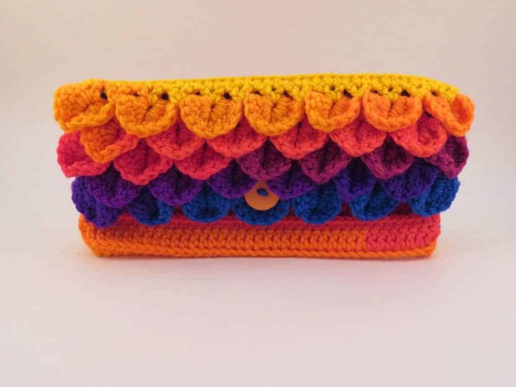 dragon scale clutch free crochet pattern | Hooked by Kati