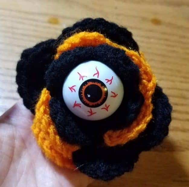 free crochet eyeball rose pattern | Hooked by Kati