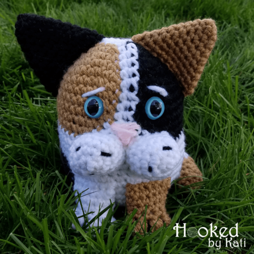 Blob Cat free crochet pattern video tutorial, with color changes for a calico kitty! Great pattern for an amigurumi beginner!