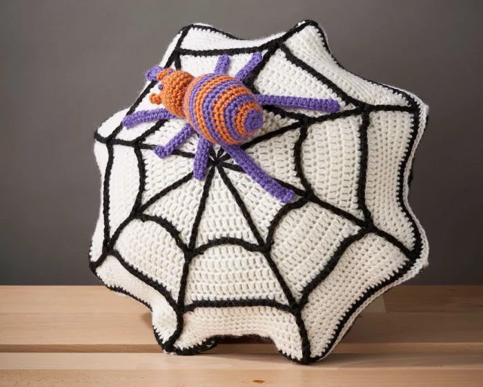 Free Spider pillow Crochet Patterns - Hooked by Kati